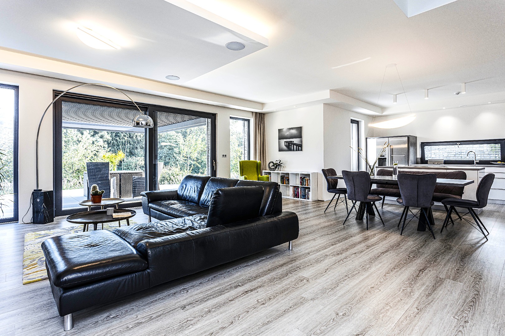 Promyšlený interiér bez luxusu plný světla 